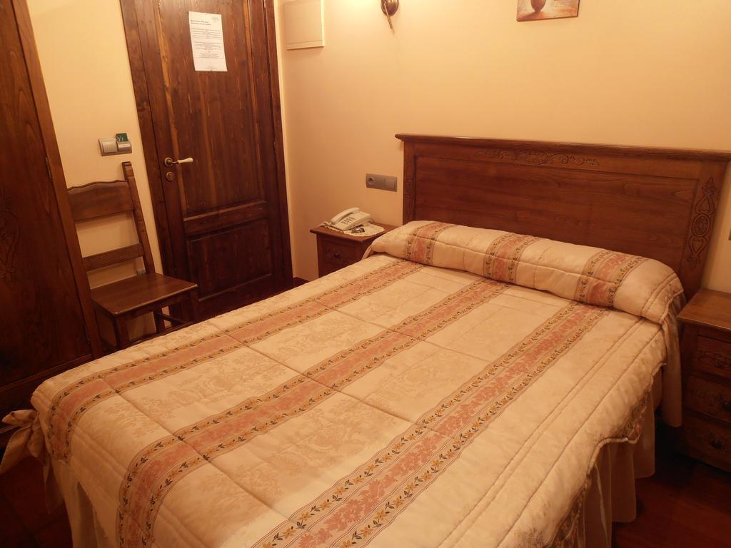 Hostal Virgen De La Encina Ponferrada Værelse billede