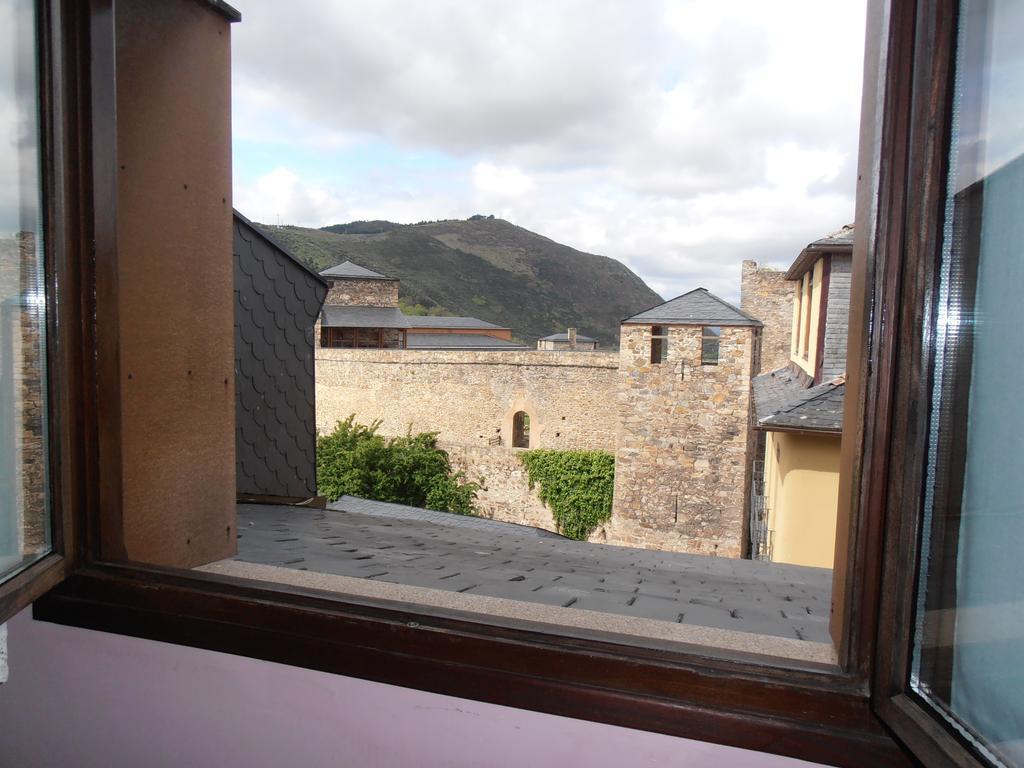 Hostal Virgen De La Encina Ponferrada Værelse billede