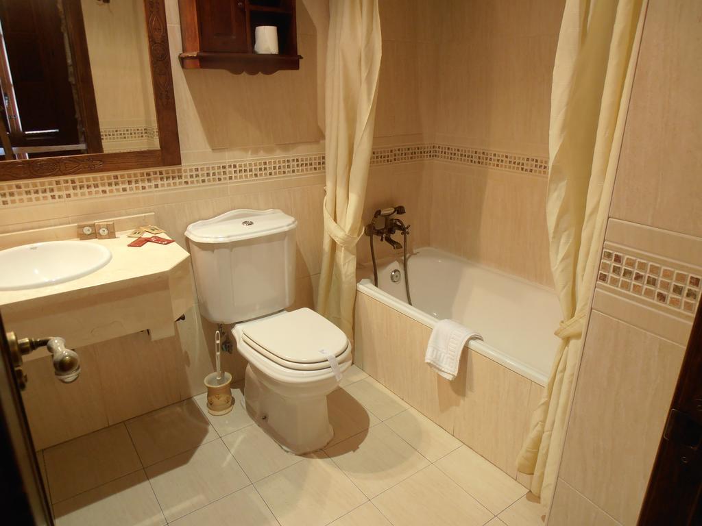 Hostal Virgen De La Encina Ponferrada Værelse billede