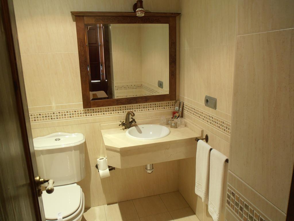 Hostal Virgen De La Encina Ponferrada Værelse billede