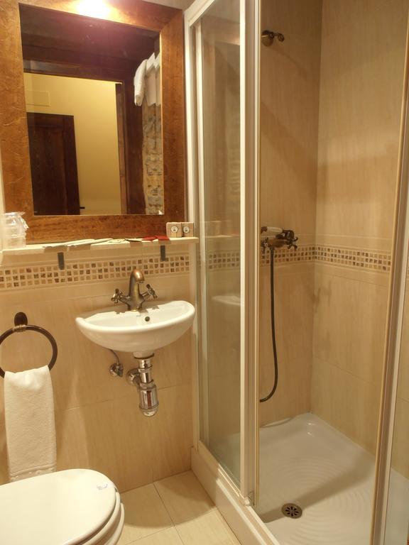 Hostal Virgen De La Encina Ponferrada Værelse billede